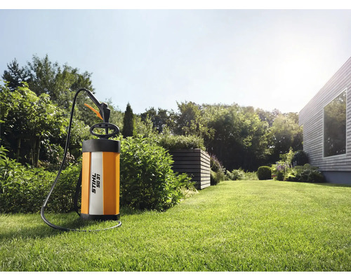 Pulverizator sub presiune Stihl în grădină pe gazon