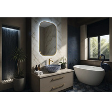 Baie modernă cu lavoar, oglindă, cadă și decorațiuni