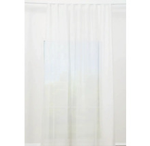 Perdea glisantă albă din voal în fața unei ferestre