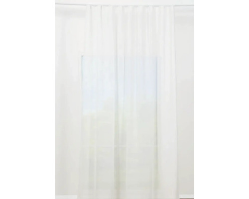 Perdea glisantă albă din voal în fața unei ferestre