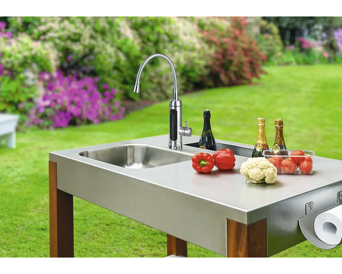 Bucătărie de exterior cu chiuvetă, robinet, legume, șampanie și suport pentru prosoape de hârtie în grădină
