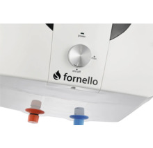 Detaliu al panoului de control al unui boiler Fornello cu buton rotativ pentru temperatură și racorduri de apă.