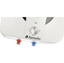 Vedere de aproape boiler Fornello cu carcasă albă, buton de control argintiu pentru pornit oprit și maxim, racorduri pentru apă caldă și rece.