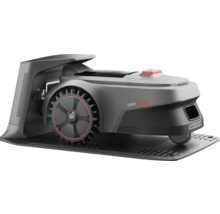 Robot de tuns iarba pe stația de încărcare