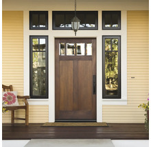 Intrarea unei case cu ușă de lemn și ferestre