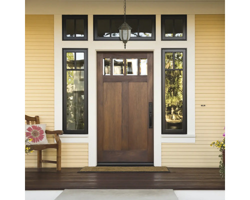 Intrarea unei case cu ușă de lemn și ferestre