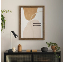 Lucrare de artă decorativă înrămată pe perete deasupra unui dulap negru, cu diverse articole decorative și plante.