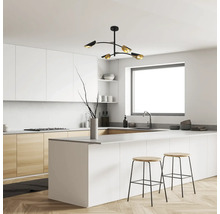 Bucătărie modernă cu insulă de bucătărie, scaune de bar și lampă de tavan neagră