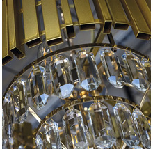 Prim-plan al unei lămpi de tavan cu elemente de cristal