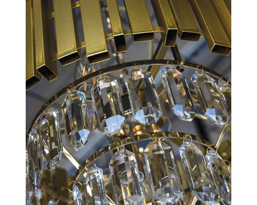 Prim-plan al unei lămpi de tavan cu elemente de cristal