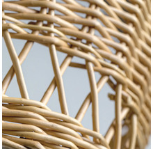 Prim-plan cu un coș împletit din ratan.