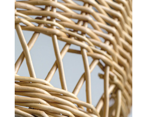 Prim-plan cu un coș împletit din ratan.