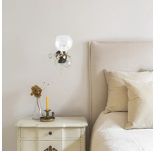 Măsuță de noapte cu lampă de perete decorativă pentru o atmosferă confortabilă în dormitor