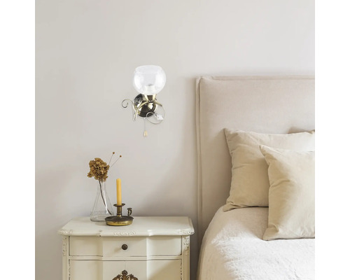 Măsuță de noapte cu lampă de perete decorativă pentru o atmosferă confortabilă în dormitor