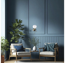 Cameră de zi cu două fotolii, măsuță laterală și lampă de perete