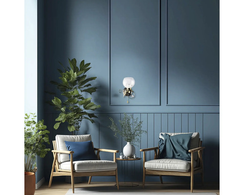 Cameră de zi cu două fotolii, măsuță laterală și lampă de perete