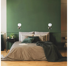 Dormitor cu pat, noptieră și lămpi de perete