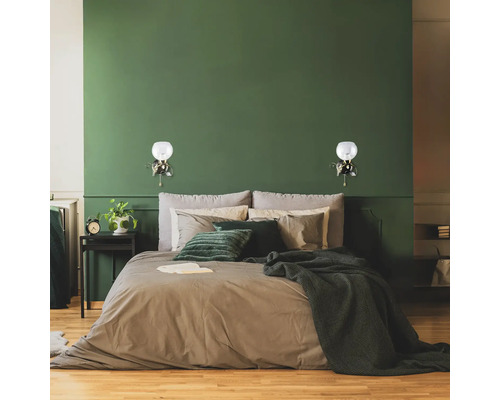 Dormitor cu pat, noptieră și lămpi de perete