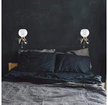 Dormitor cu pat și două aplice de perete