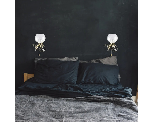 Dormitor cu pat și două aplice de perete