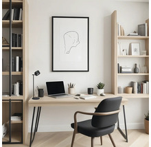 Birou luminos cu birou, laptop, lampă, scaun, rafturi și o imagine încadrată