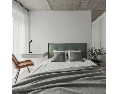 Dormitor cu pat, birou și scaun