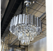 Lustr cu detalii argintii și decorațiuni din cristal