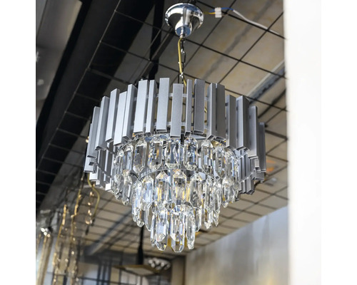 Lustr cu detalii argintii și decorațiuni din cristal