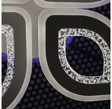 Prim-plan al unei lămpi de tavan cu formă de frunză și incluziuni decorative de aer