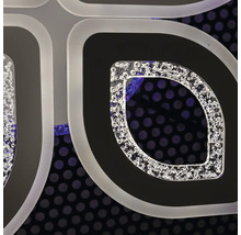 Prim-plan al unei lămpi de tavan cu motiv de frunze