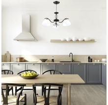 Bucătărie cu masă și plafonieră