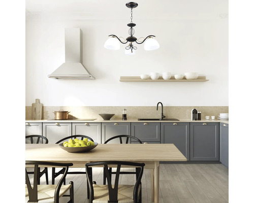 Bucătărie cu masă și plafonieră