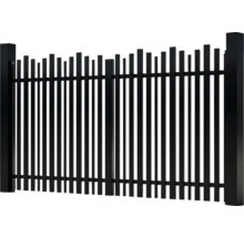 Gard metalic negru cu bare verticale și stâlpi