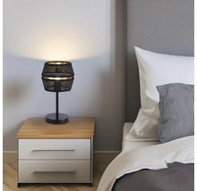 Dormitor cu noptieră și lampă de masă neagră cu abajur perforat