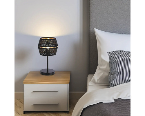 Dormitor cu noptieră și lampă de masă neagră cu abajur perforat