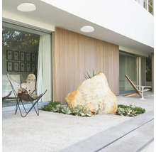 Terasa cu scaune și lămpi de tavan