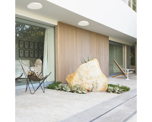 Terasa cu scaune și lămpi de tavan