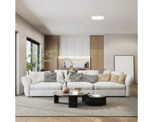 Living luminos cu canapea, măsuță de cafea și bucătărie în fundal