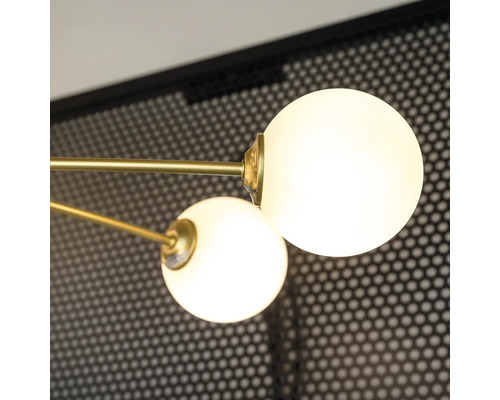 Prim-plan cu o lampă de tavan cu formă sferică