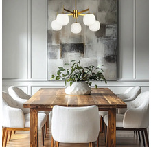 Sufragerie cu masă, scaune, corp de iluminat suspendat și tablou abstract