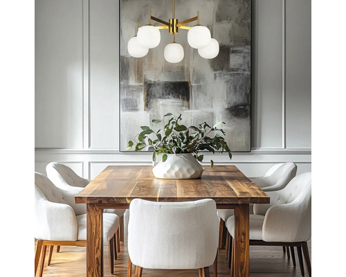 Sufragerie cu masă, scaune, corp de iluminat suspendat și tablou abstract