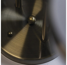 Prim-plan cu o lampă de perete de bronz cu bază metalică