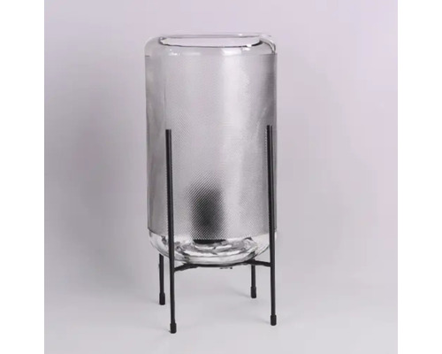 Vază de sticlă cu cadru metalic negru