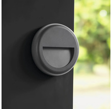 Mâner scoică rotund din metal într-o ușă