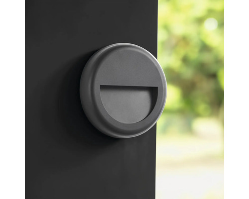 Mâner scoică rotund din metal într-o ușă