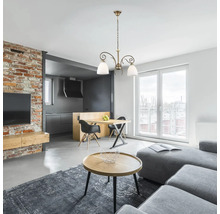 Sufragerie cu masă, canapea și plafonieră