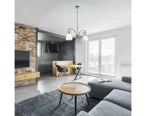 Sufragerie cu masă, canapea și plafonieră