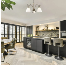 Bucătărie modernă cu insulă de bucătărie, scaune de bar, masă și lustră