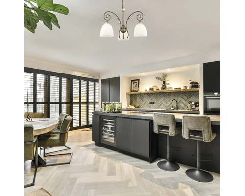 Bucătărie modernă cu insulă de bucătărie, scaune de bar, masă și lustră