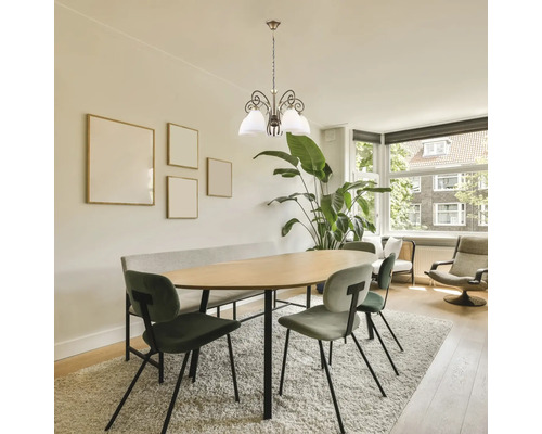 Sală de mese cu masă, scaune și corp de iluminat suspendat decorativ